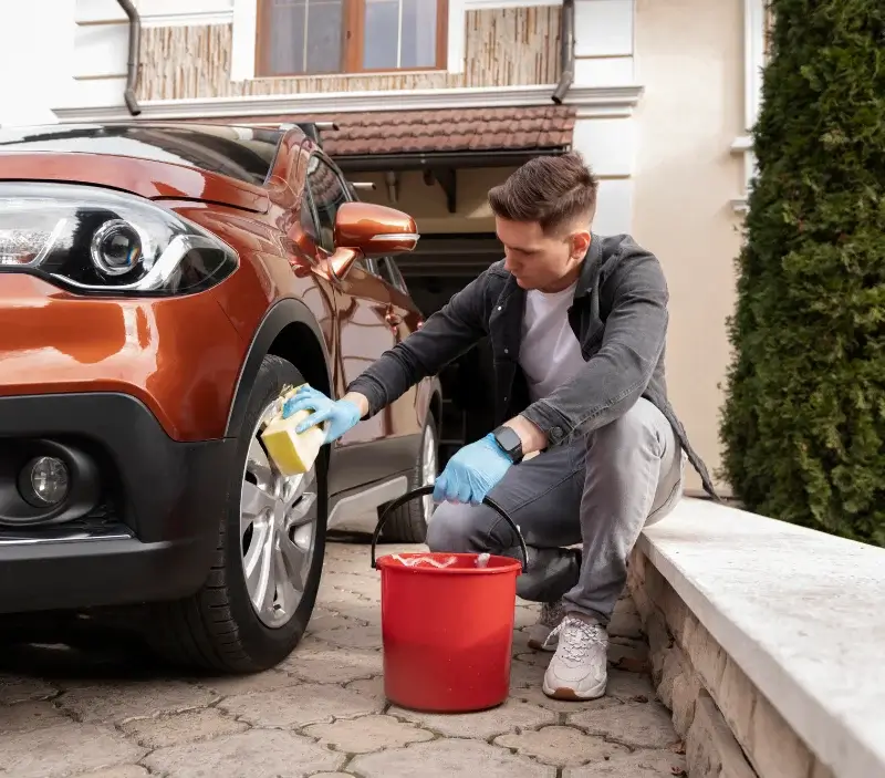 Lavage auto à domicile Saint-Georges-de-Poisieux : professionnel intervenant sur un véhicule